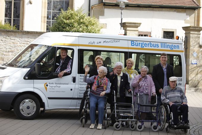 Senioren mit Rollatoren und Rollstühlen vor Bürgerbus Illingen
