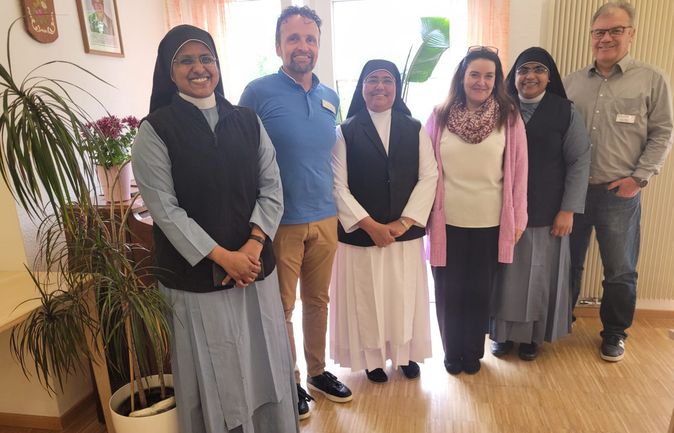 Drei Ordensschwestern und drei Mitarbeitende bei Besuch